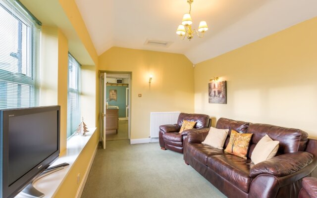 Vicarsford Farmhouse with Hot Tub near St Andrews