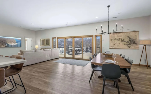 Big Bear Bungalow Stay on Ozark Waterfront