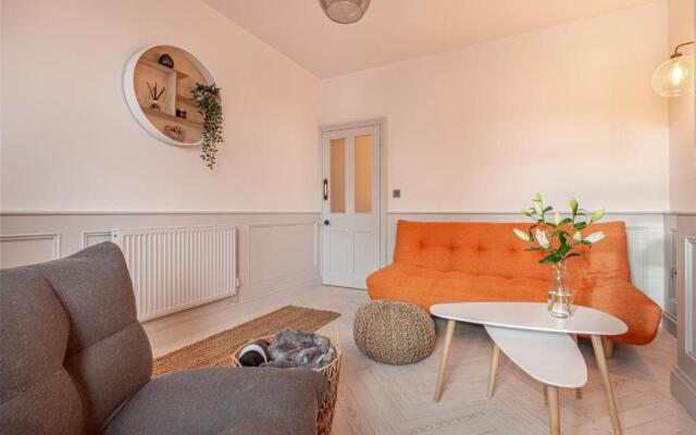 2 Bedroom House- Hereford City Centre with Parking