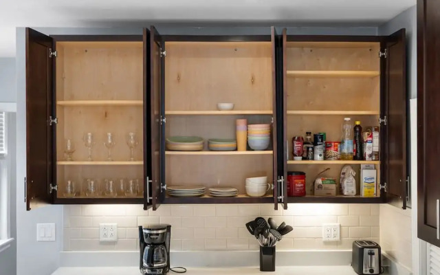 Stylish 2BR Urban Retreat in River West