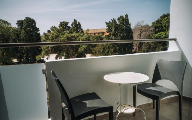 Amphitryon City Hotel