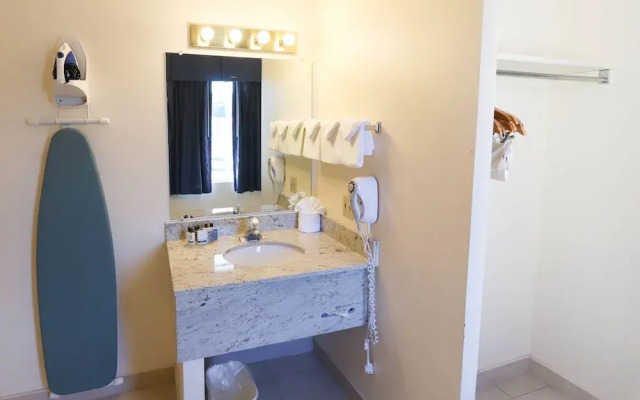 Breakers Resort & Beach Bar