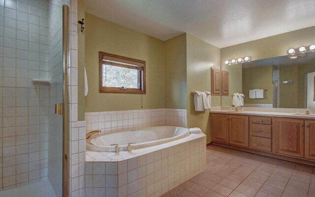 Aspen Heights Lodge 4 Bedroom Home by RedAwning