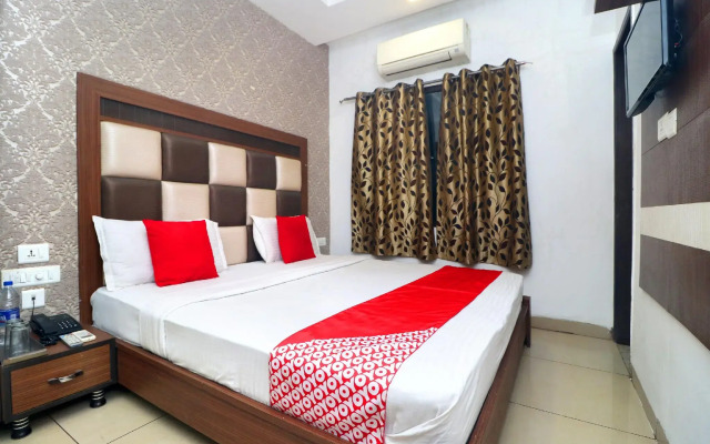 OYO 19392 Hotel Lexis