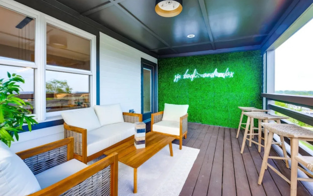 City Views Pool Hot Tub Mini Golf