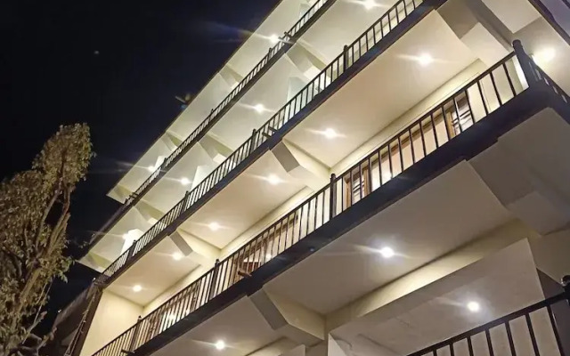 Hotel Luxeevista By Navodayans
