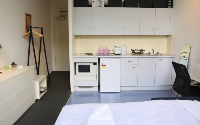 Cosy Newtown Studio Apartment With Swimming Pool
