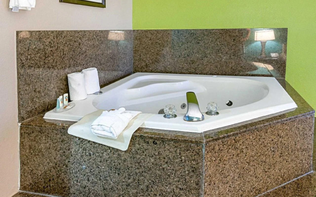 Quality Suites Sulphur