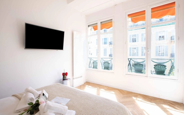 Le Magenta in Nice With 1 Bedrooms and 1 Bathrooms