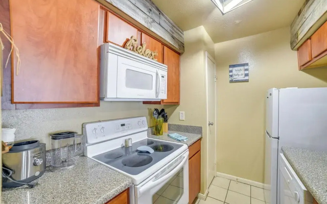 Bay View, Pool Access: Romantic Galveston Retreat!