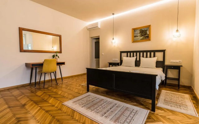 Theater Guesthouse with Parking