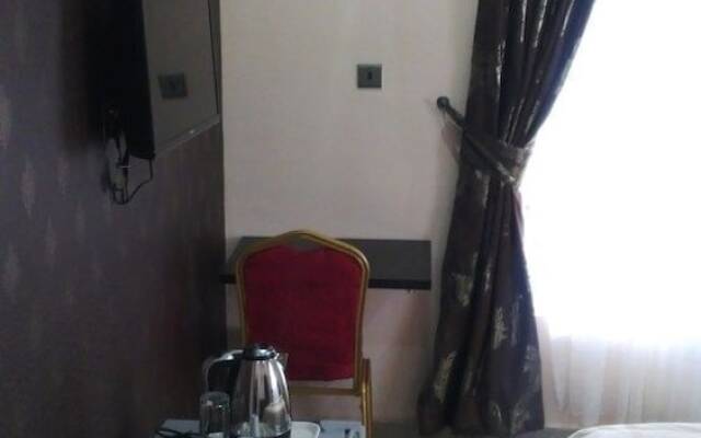 Queen Idia Suites