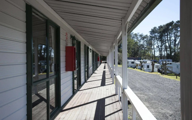 Opal Hot Springs & Holiday Park