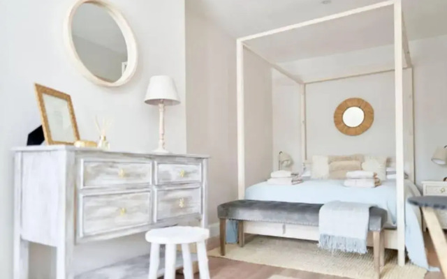 Lovely 7-bed House in Bournemouth