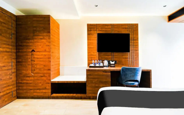Deluxe Double Stays Near Paridh Crossing
