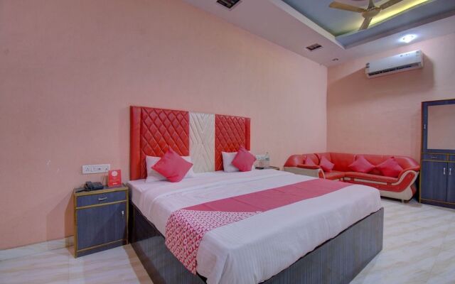 OYO 19830 Hotel Lucky Star