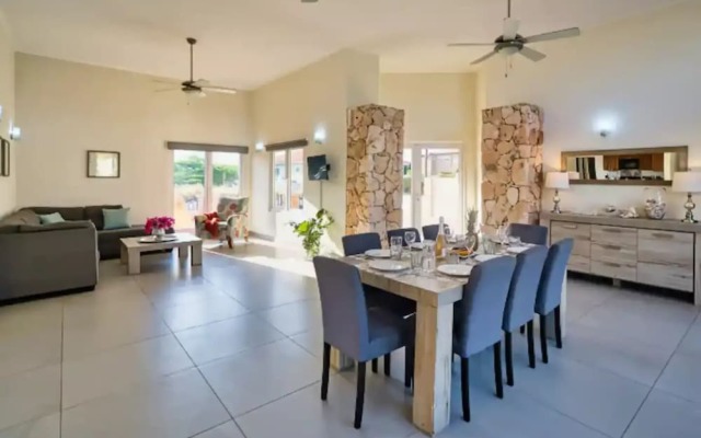 Spacious 6BR Villa w Pool Close2beach Sleeps 16