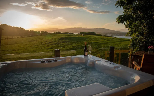 Super King Lodge-sleeps 2-hottub-sea View