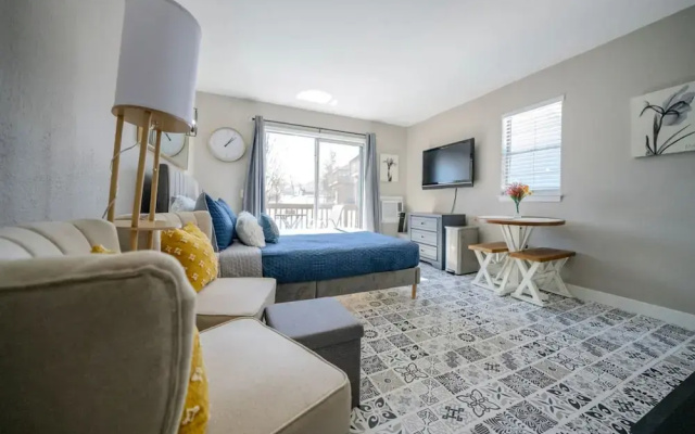 Corner Top Floor Fall Creek Convenient to 76