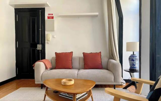 Central Hidden Gem, Rustic Modern 2 Bedroom Flat