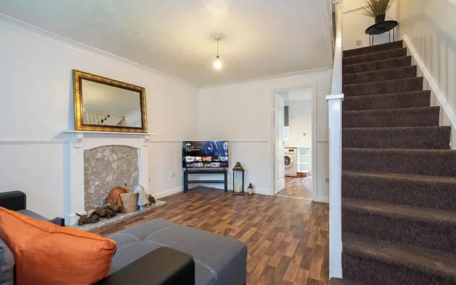 2 Bed-sleeps 4-private Garden- Free Parking