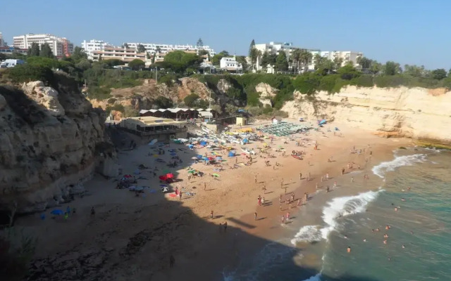 Apartamento Praia de Porches,izibookings