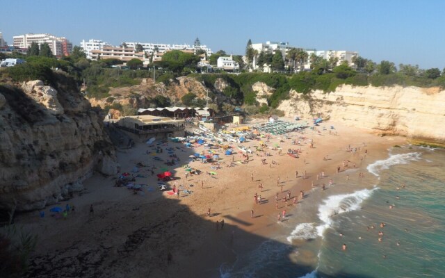 Apartamento Praia de Porches,izibookings