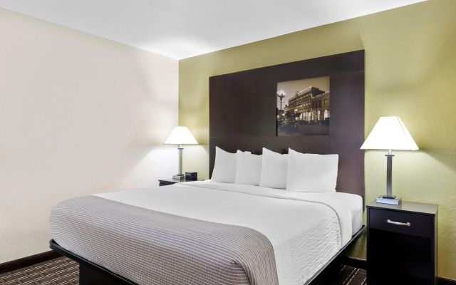 Super 8 by Wyndham La Crosse