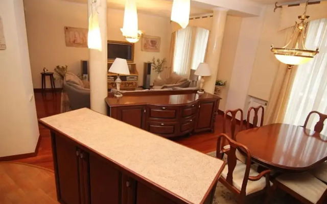 Lakshmi Apartment Red Square