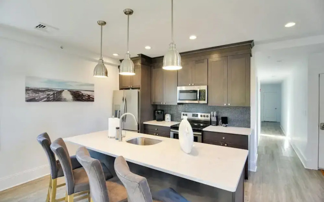 Walk to Bowen's Wharf: Condo in Dtwn Newport
