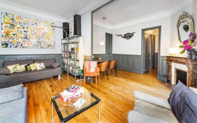 Large & Bright Apartment, Central Paris, Montmartre-Opéra, Picturesque Rue des Martyrs