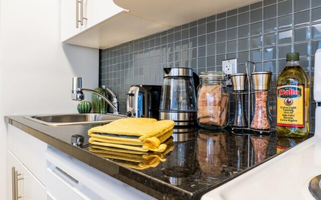 Comfy DT Loft w Parking Rooftop Patio BBQ Gym
