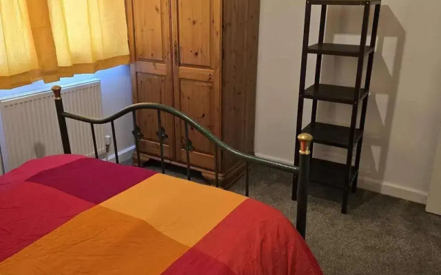 Milton Keynes - Sleeps 6 - Free Parking