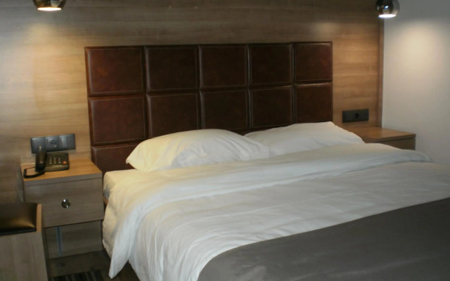 Metropolis Hotel