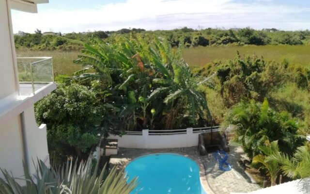 One bedroom appartement at Pereybere 500 m away from the beach with shared pool enclosed garden and wifi