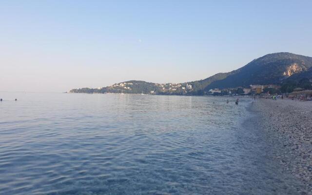 Makis Studios & Apartments