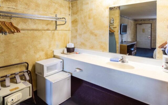 Econo Lodge Inn & Suites Lake Of The Ozarks