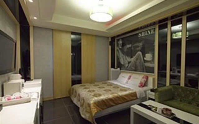 Shine Motel