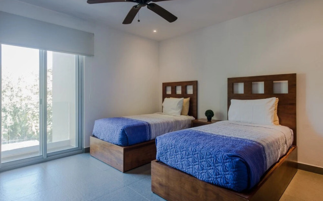 LUXURY! 4 POOLS - 2-bdr condo - GYM (V233)