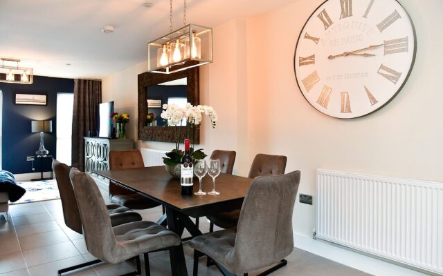 Just Stay Wales - Waterfront Townhouse