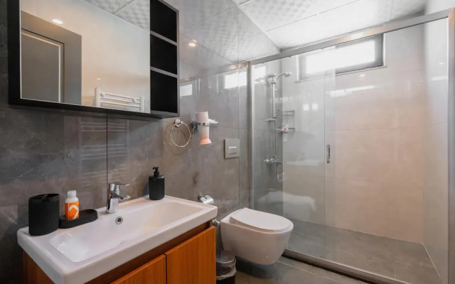 Duplex w Balcony Terrace 5 min to Beach