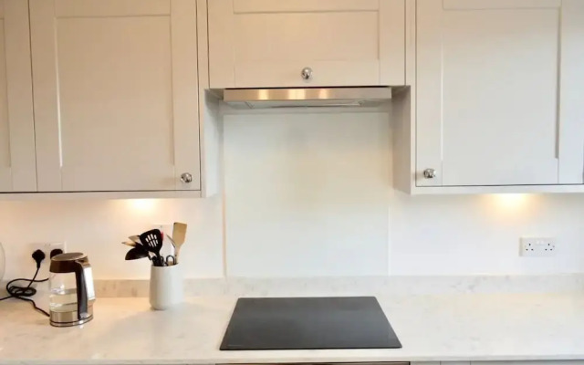Modern And Central Flat In Roseburn Area