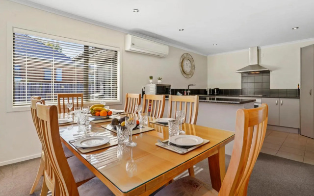 16 Rutherford Crescent