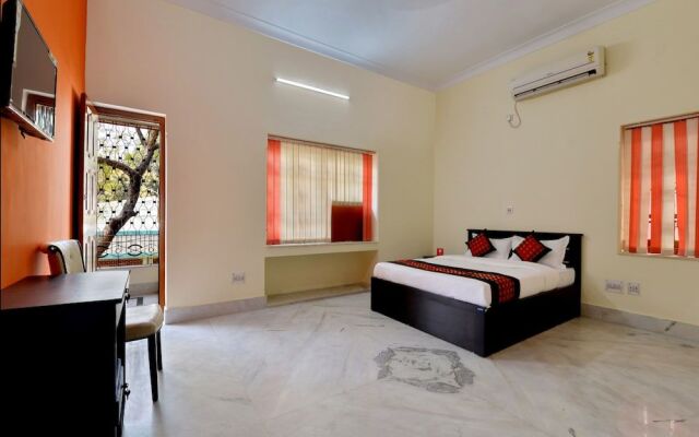 OYO 12210 Comfort N Cozy