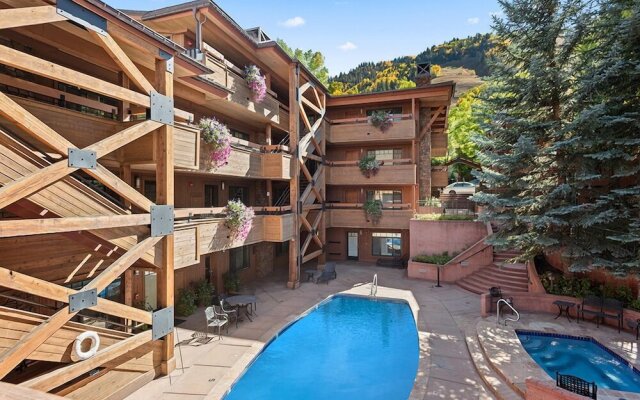 Fasching Haus by Frias Properties