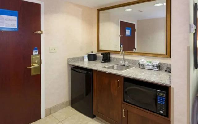 Hampton Inn & Suites Cleveland-Beachwood