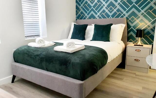 Modern Town Centre Studio Close to Beach