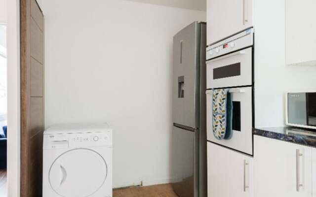 The Century Chalet - Contemporary 2bdr Townhouse With Parking