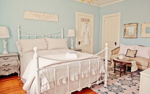 Vintage Chic Inn - Boutique Hotel