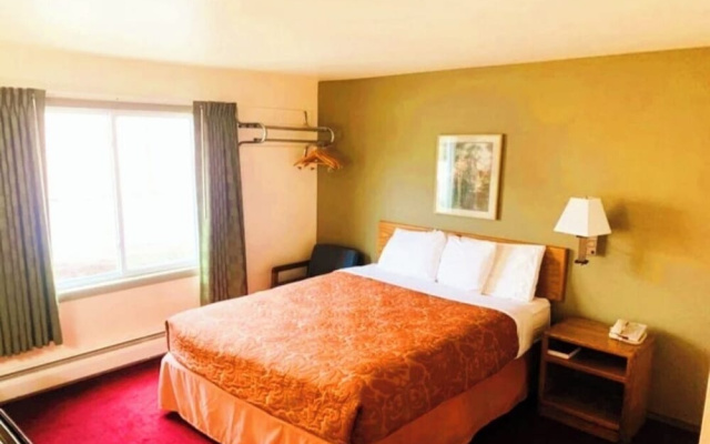 EconoLux Inn